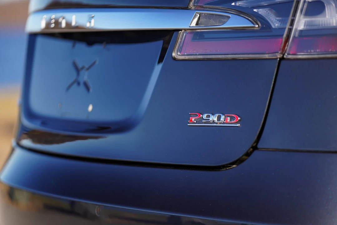 2015 Tesla Model S - Image 21 of 31