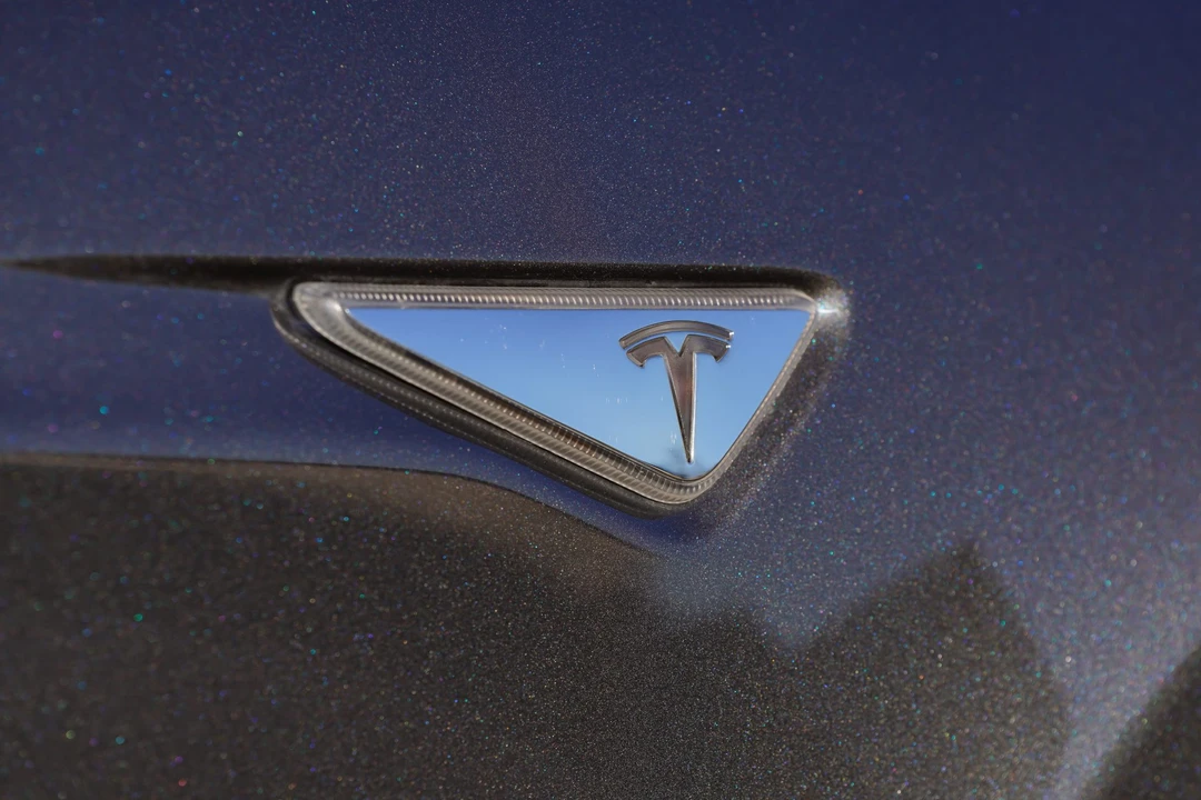 2015 Tesla Model S - Image 25 of 31