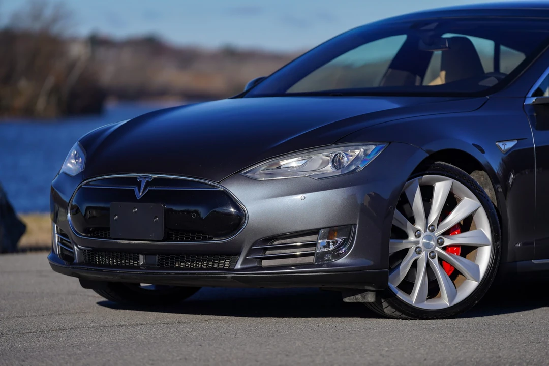 2015 Tesla Model S - Image 17 of 31
