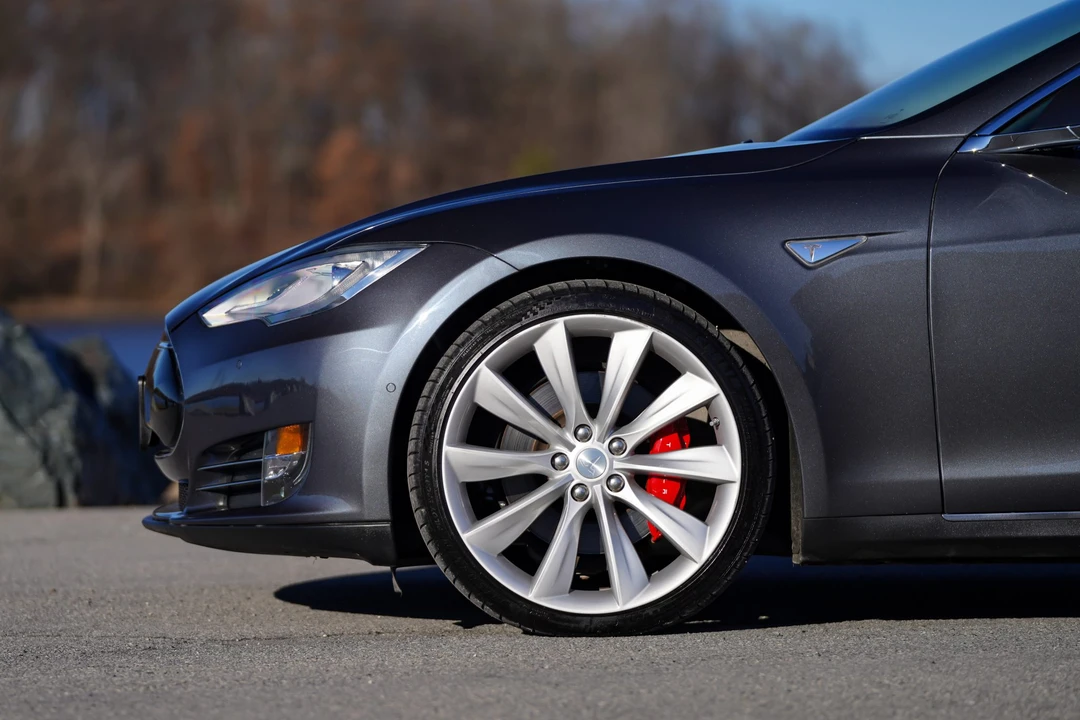 2015 Tesla Model S - Image 13 of 31