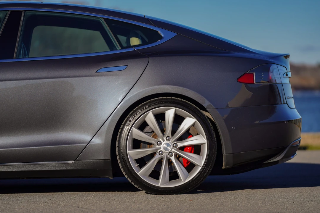 2015 Tesla Model S - Image 14 of 31