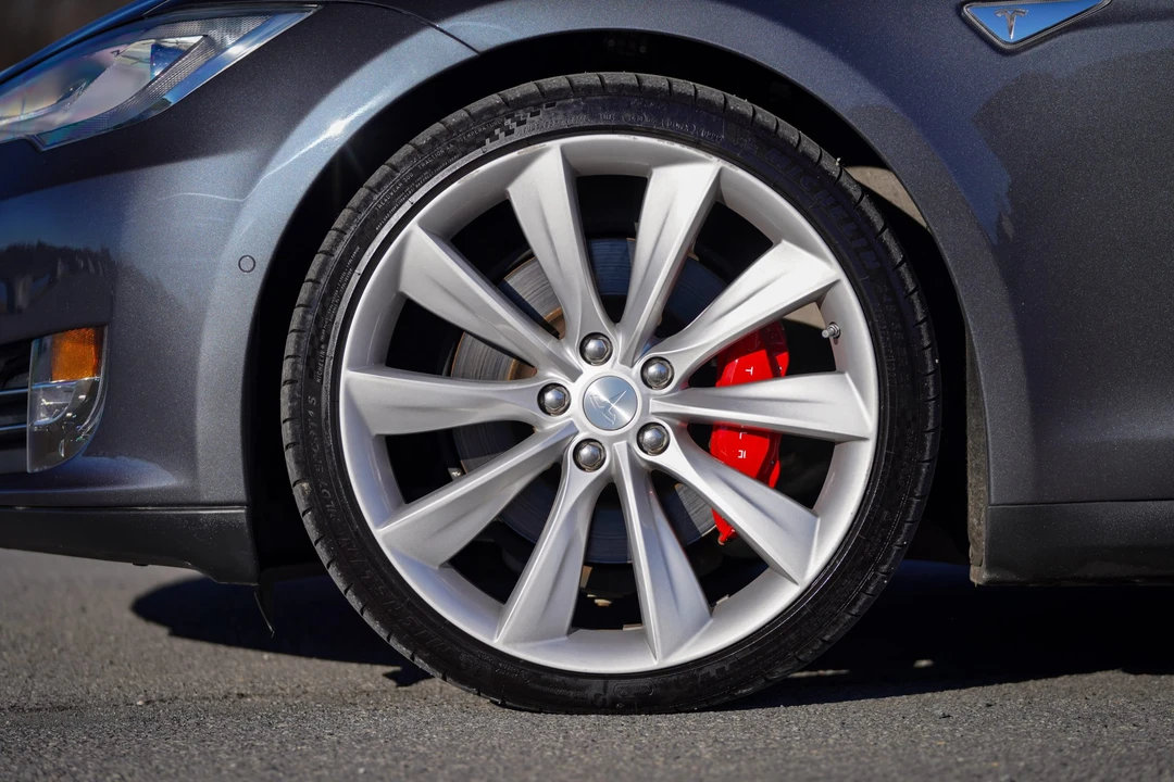2015 Tesla Model S - Image 29 of 31
