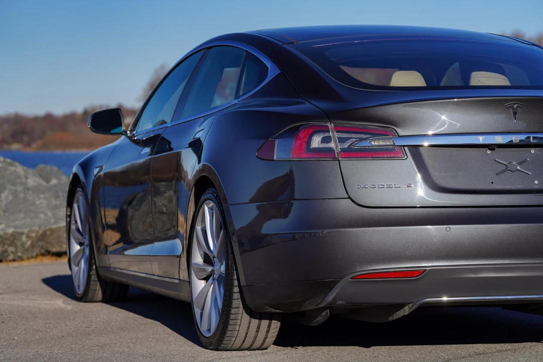 2015 Tesla Model S - Image 19 of 31
