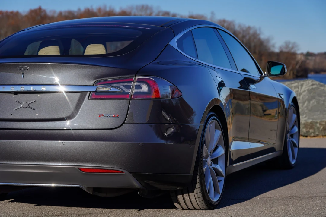 2015 Tesla Model S - Image 24 of 31