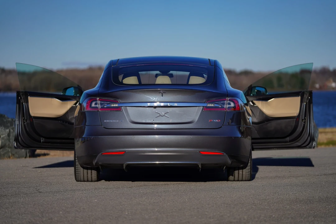 2015 Tesla Model S - Image 8 of 31