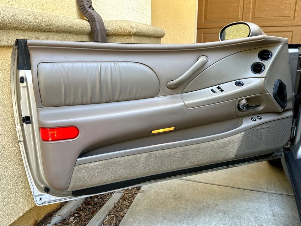 1996 Buick Riviera 8th Gen - Image 17 of 31