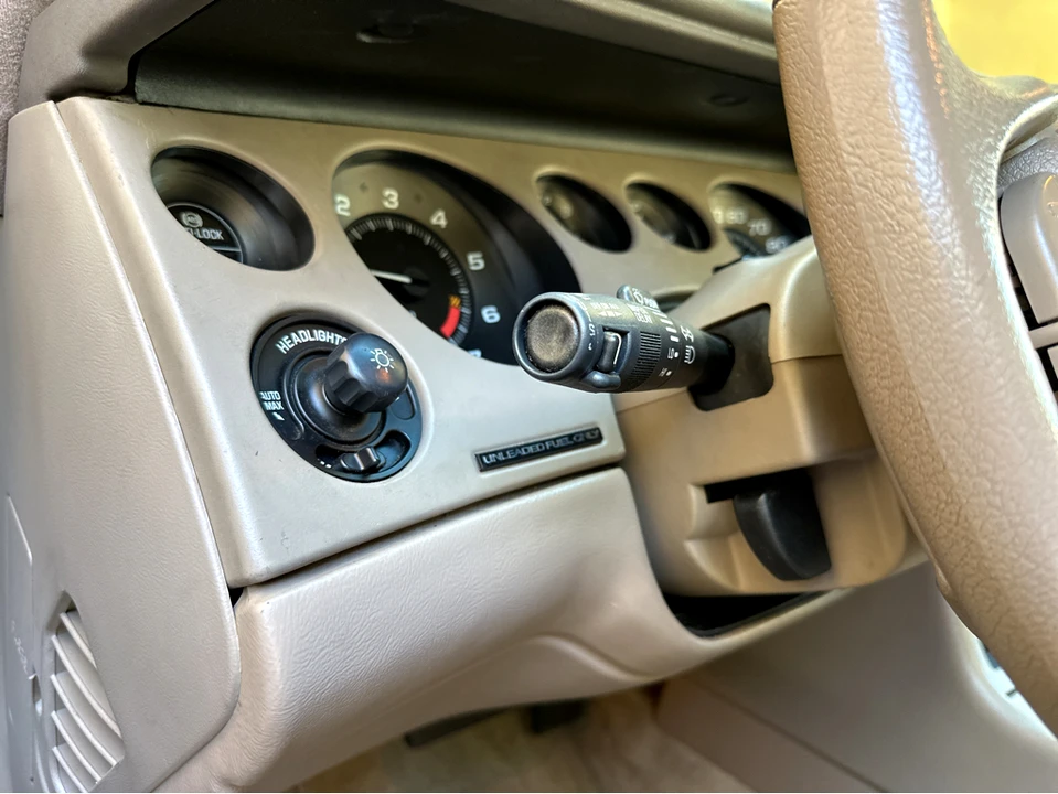 1996 Buick Riviera 8th Gen - Image 24 of 31