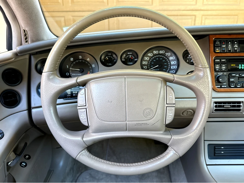 1996 Buick Riviera 8th Gen - Image 25 of 31