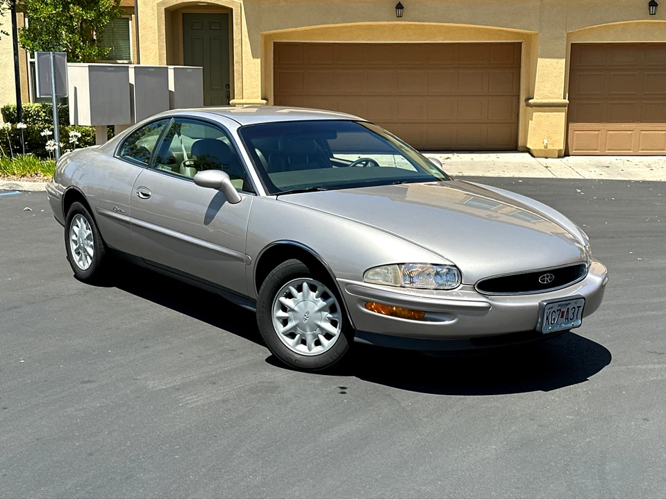 1996 Buick Riviera 8th Gen - Image 4 of 31