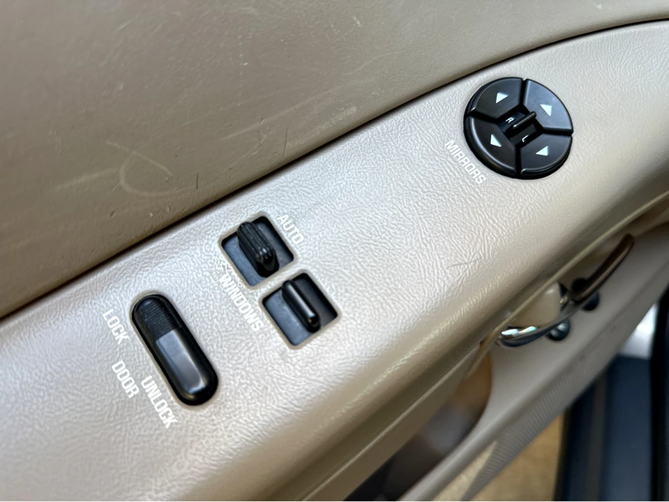 1996 Buick Riviera 8th Gen - Image 19 of 31