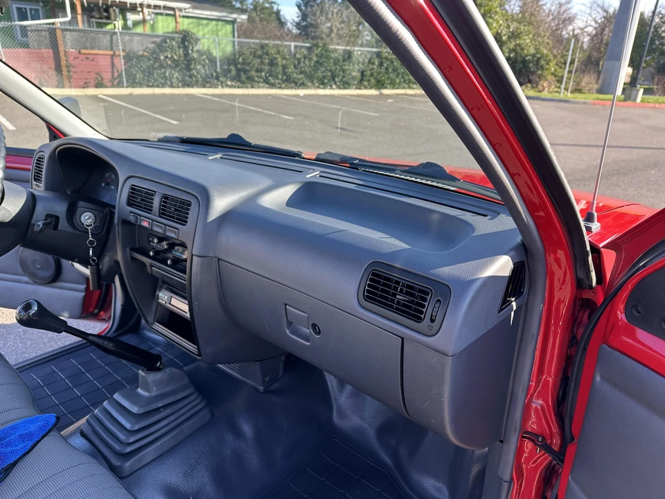 1996 Nissan - Image 27 of 31