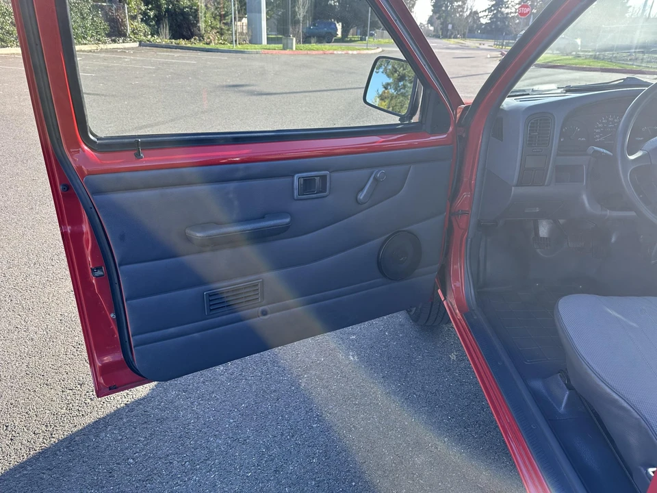 1996 Nissan - Image 21 of 31