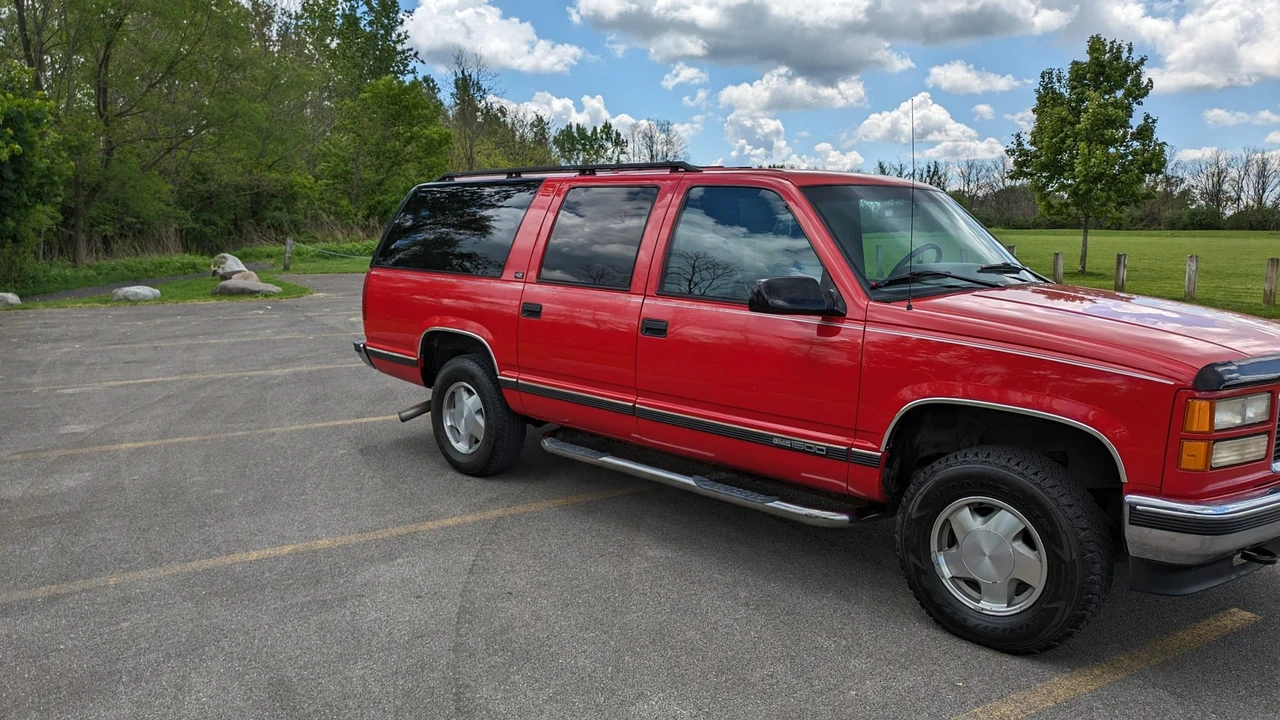 1995 GMC Suburban 8th Gen - Image 8 of 31