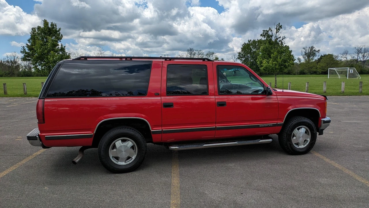 1995 GMC Suburban 8th Gen - Image 7 of 31