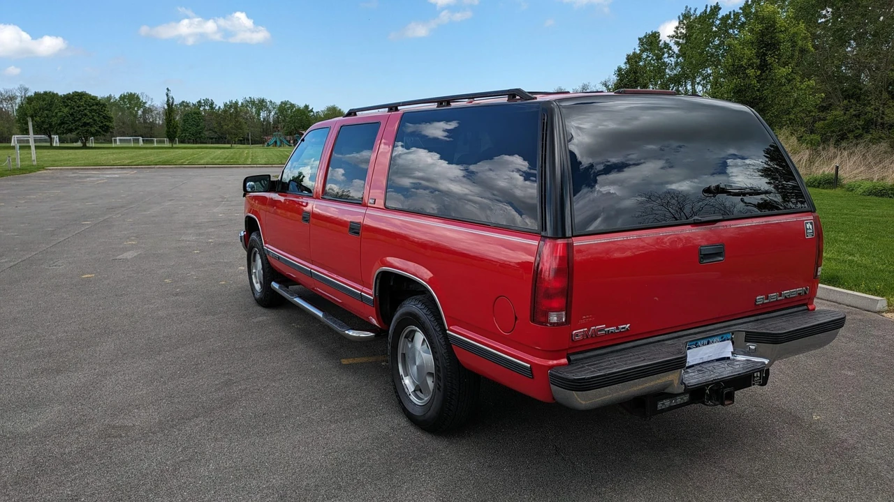 1995 GMC Suburban 8th Gen - Image 4 of 31