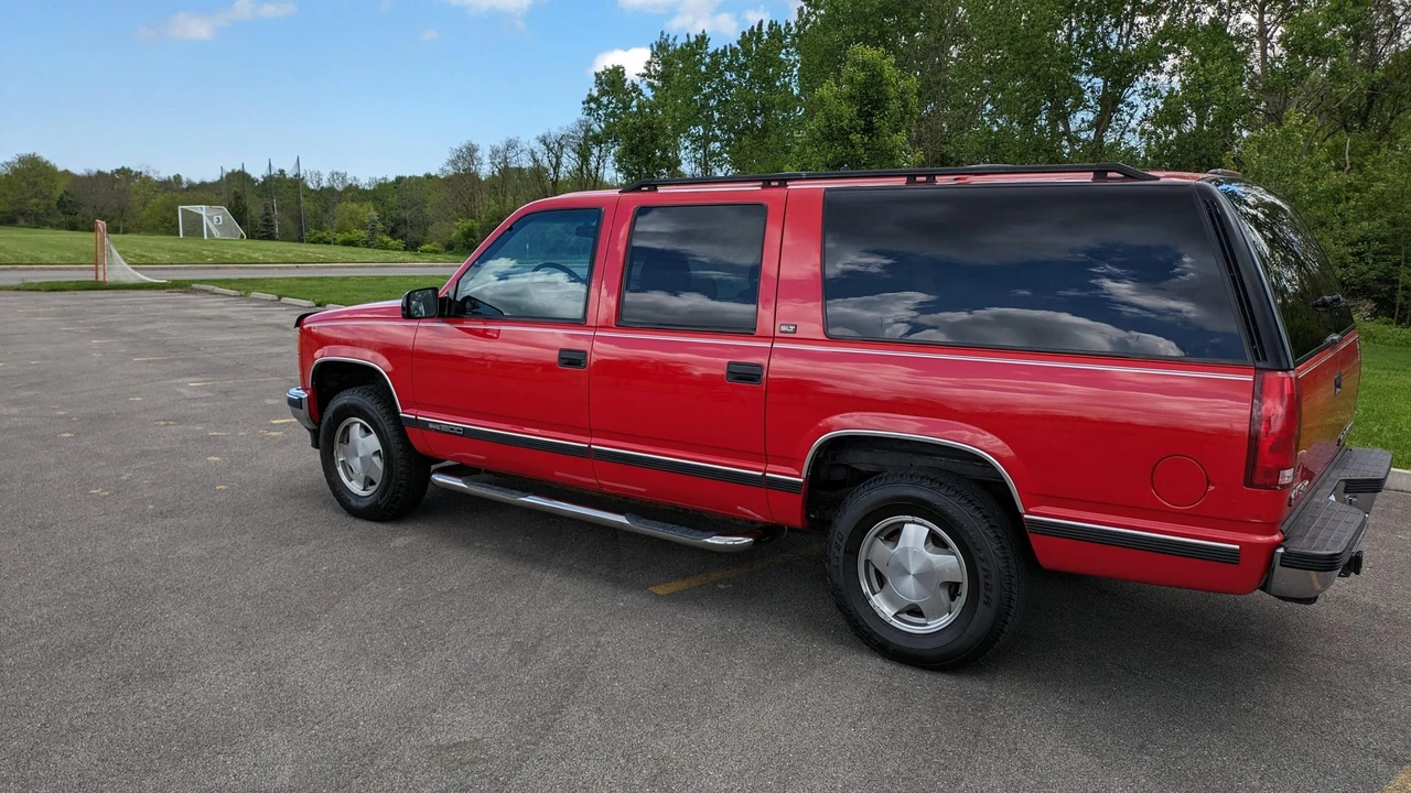 1995 GMC Suburban 8th Gen - Image 3 of 31