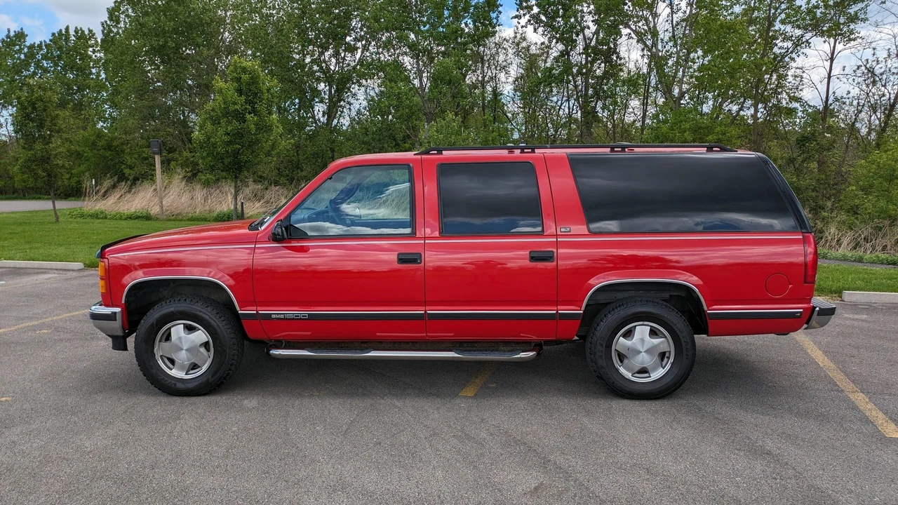 1995 GMC Suburban 8th Gen - Image 2 of 31