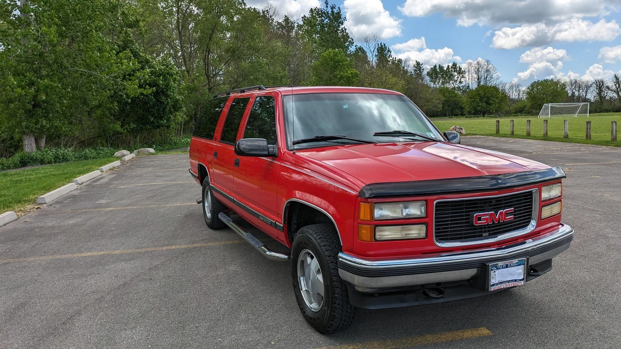 1995 GMC Suburban 8th Gen - Image 9 of 31
