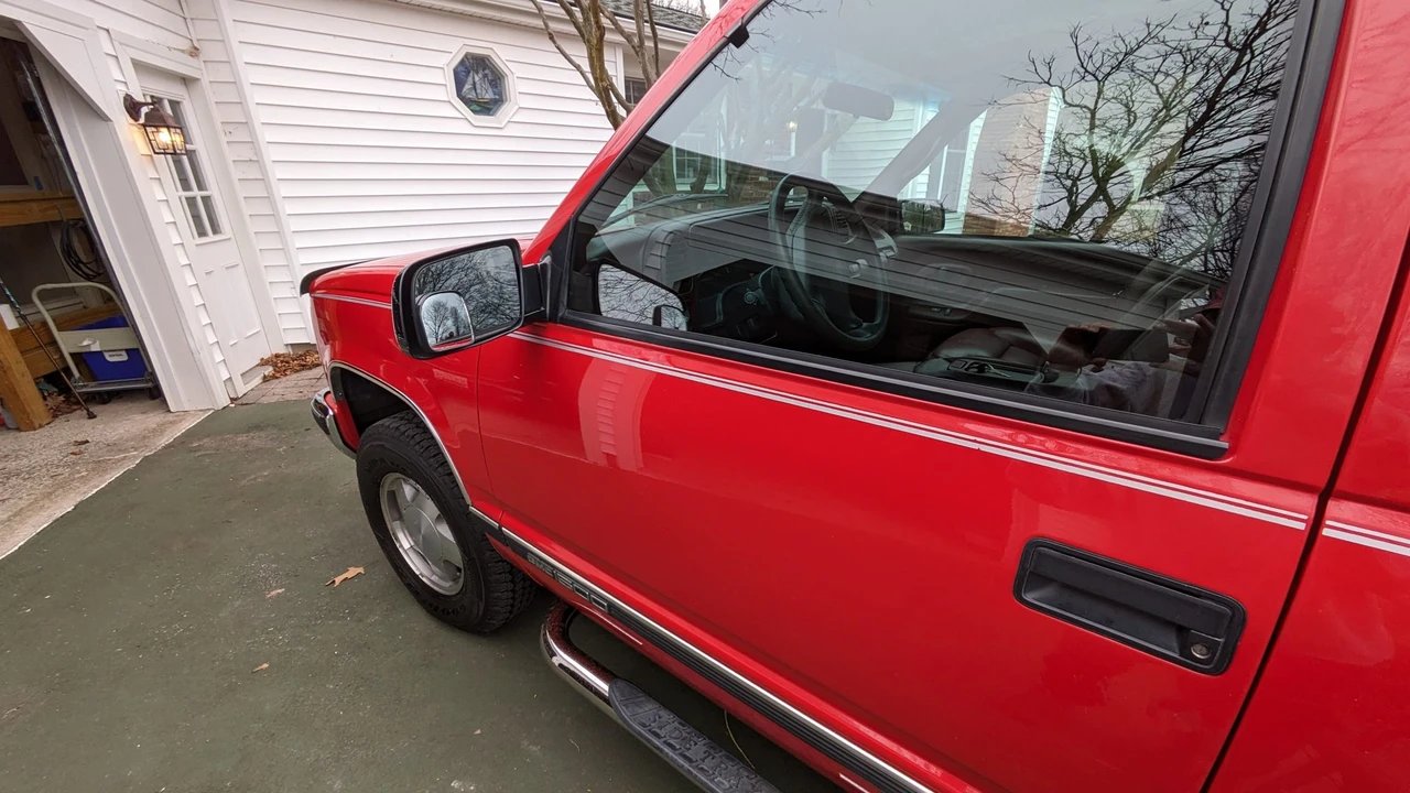 1995 GMC Suburban 8th Gen - Image 24 of 31