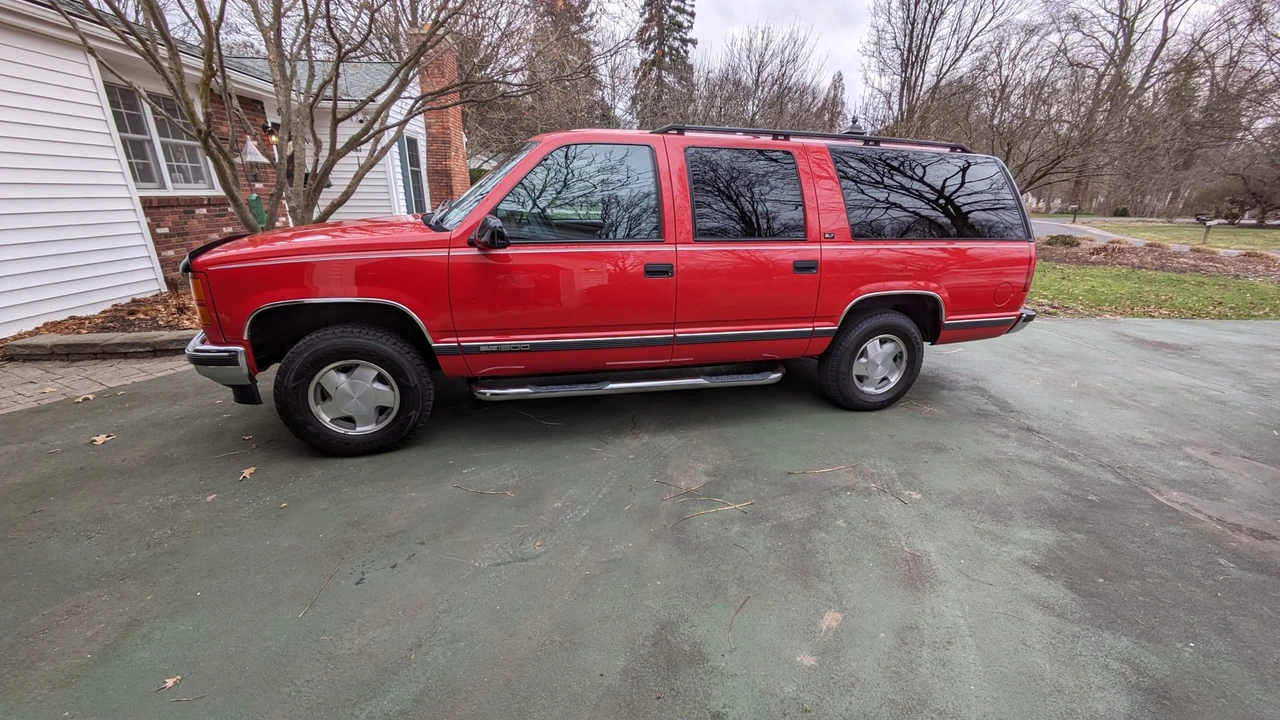 1995 GMC Suburban 8th Gen - Image 13 of 31