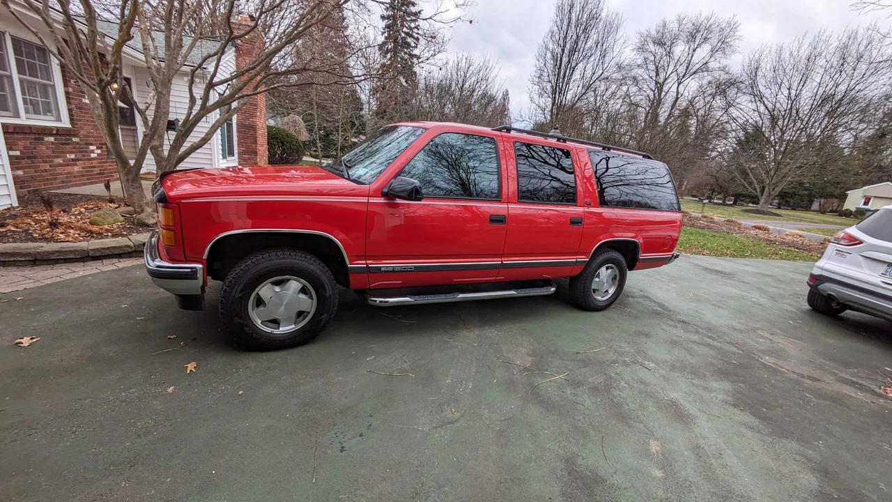 1995 GMC Suburban 8th Gen - Image 14 of 31