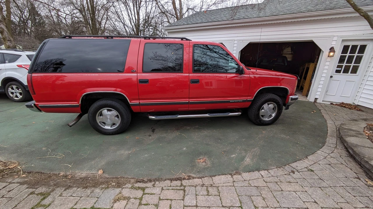 1995 GMC Suburban 8th Gen - Image 18 of 31
