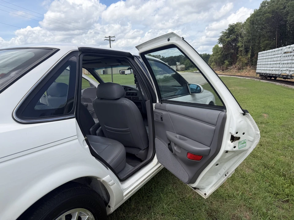 1994 Ford Taurus 2nd Gen - Image 25 of 31
