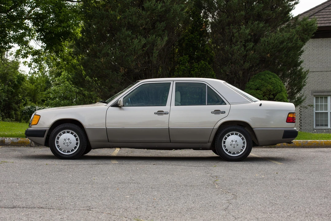 1990 Mercedes-Benz W124 E-Class - Image 13 of 31