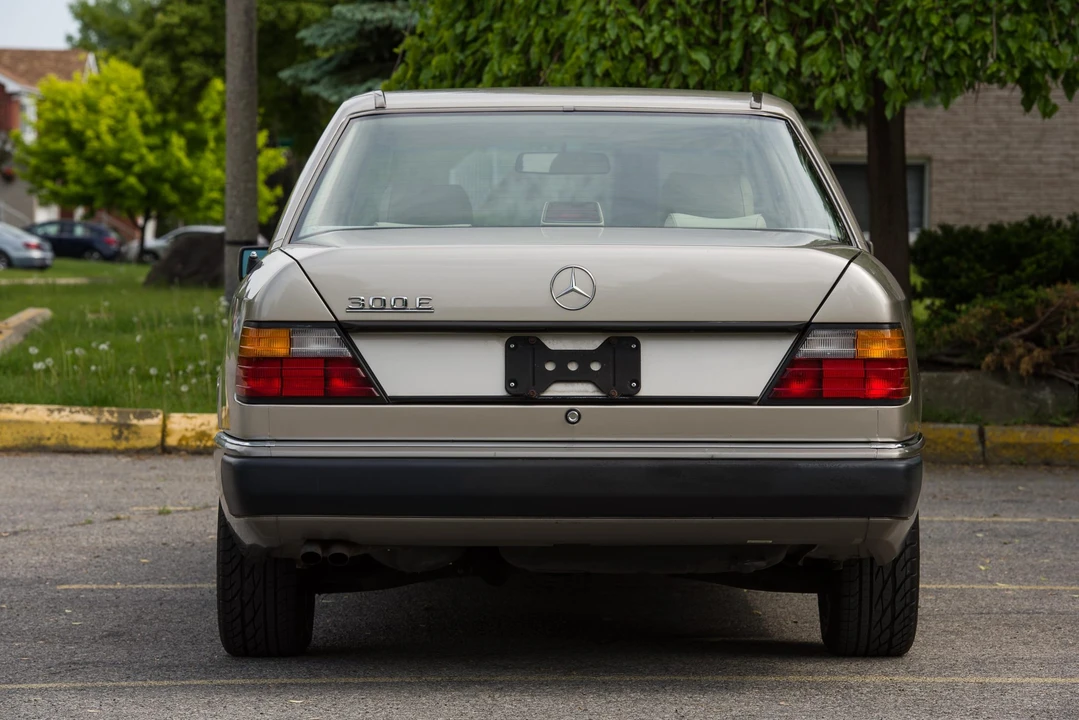 1990 Mercedes-Benz W124 E-Class - Image 10 of 31