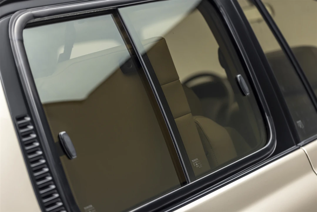 1997 Lexus LX 1st Gen - Image 29 of 31