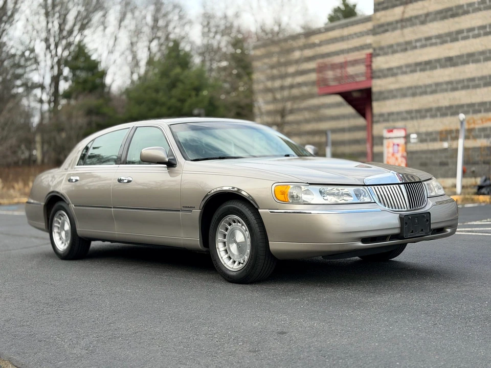 1999 Lincoln Town Car - Image 19 of 31