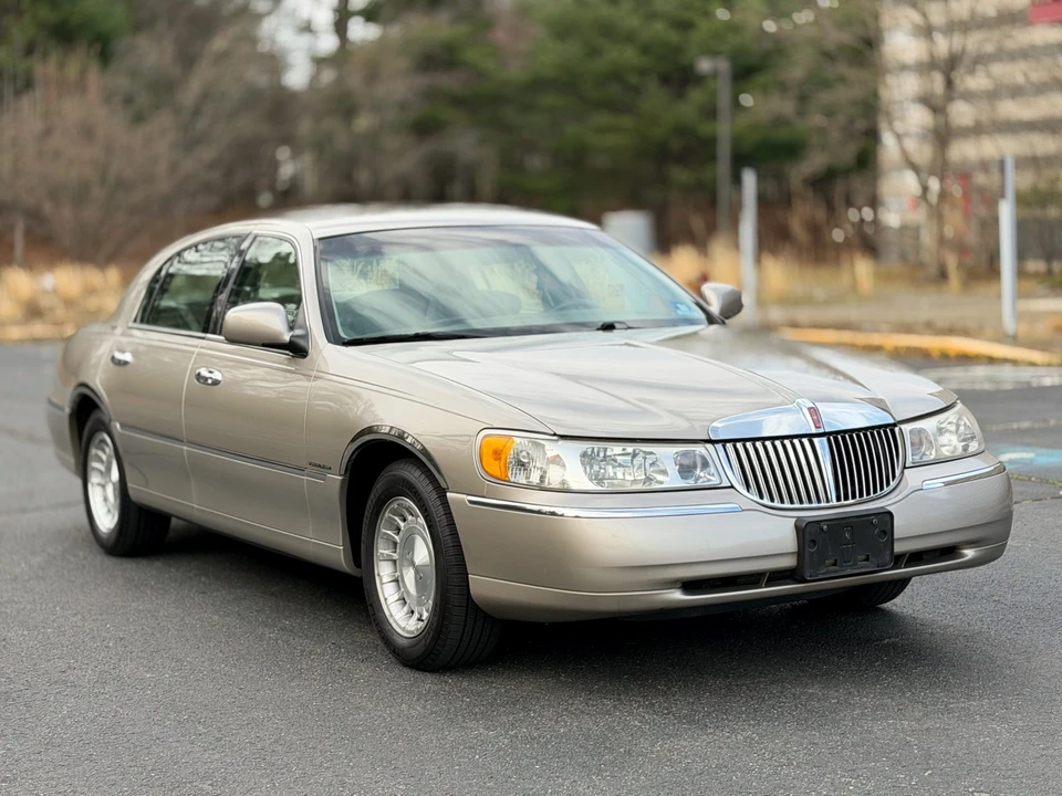 1999 Lincoln Town Car - Image 22 of 31