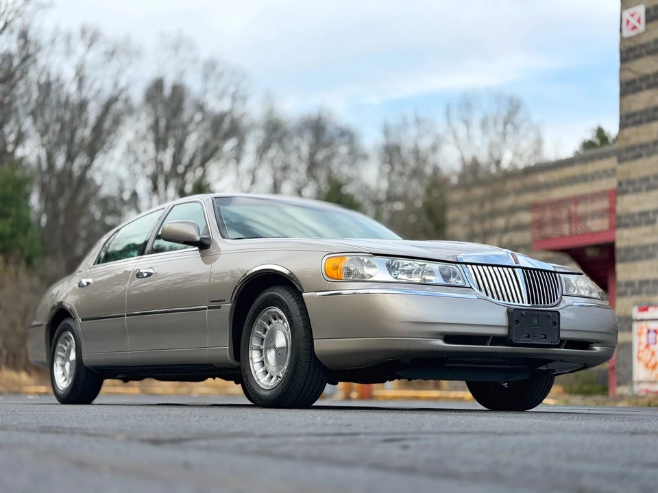 1999 Lincoln Town Car - Image 21 of 31