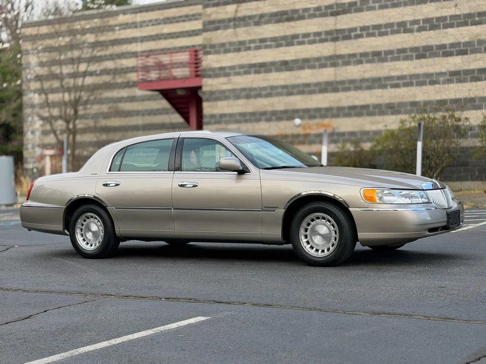 1999 Lincoln Town Car - Image 18 of 31