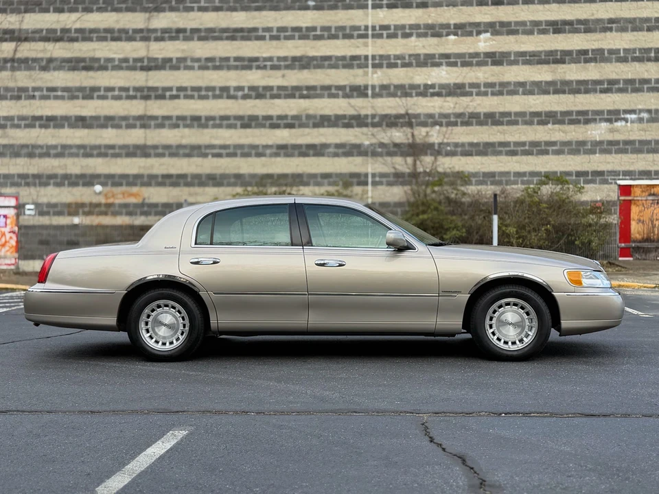 1999 Lincoln Town Car - Image 17 of 31