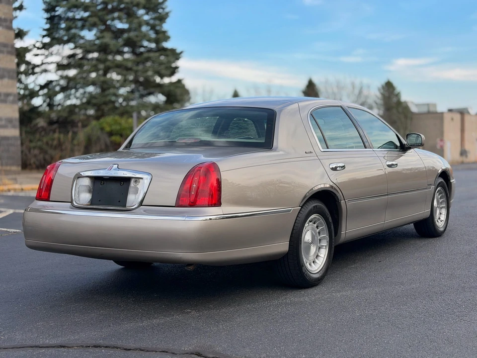 1999 Lincoln Town Car - Image 16 of 31