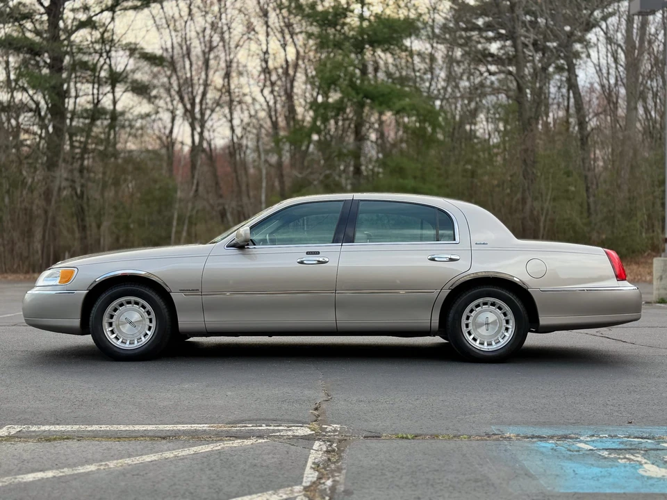 1999 Lincoln Town Car - Image 4 of 31