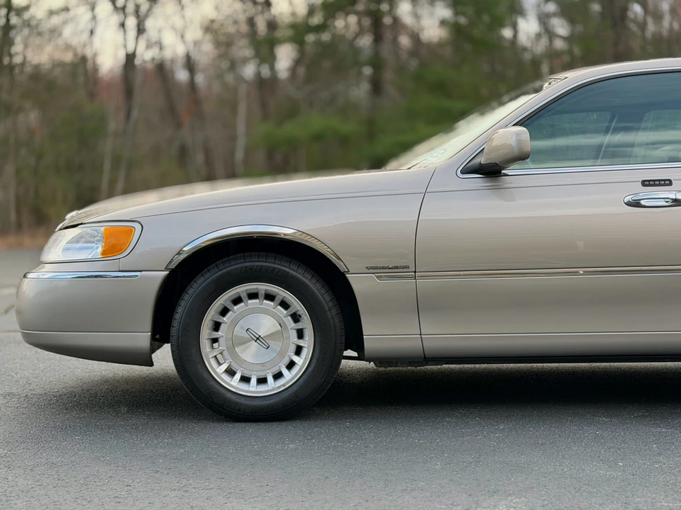 1999 Lincoln Town Car - Image 30 of 31