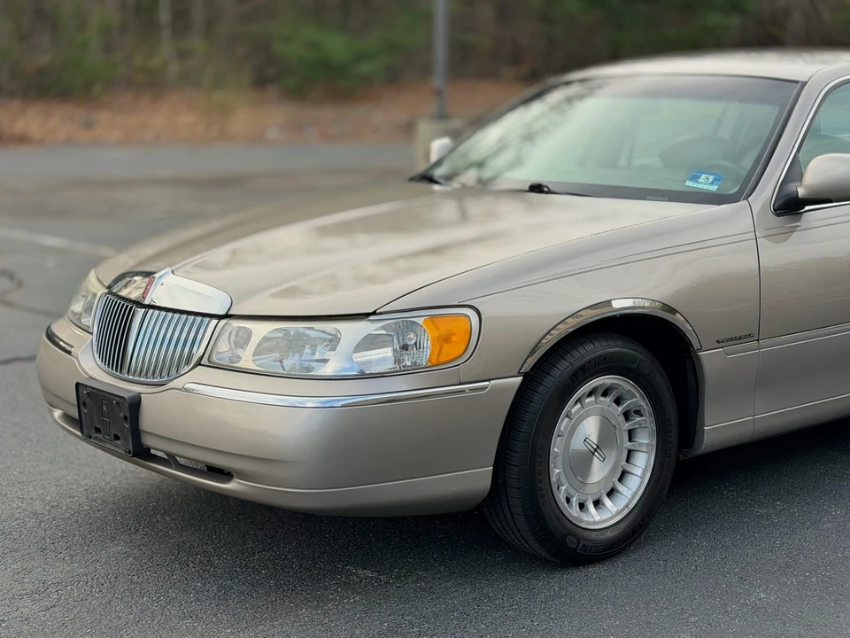 1999 Lincoln Town Car - Image 29 of 31