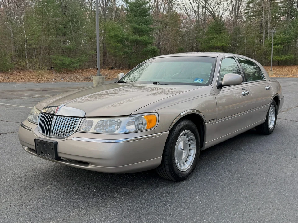 1999 Lincoln Town Car - Image 3 of 31