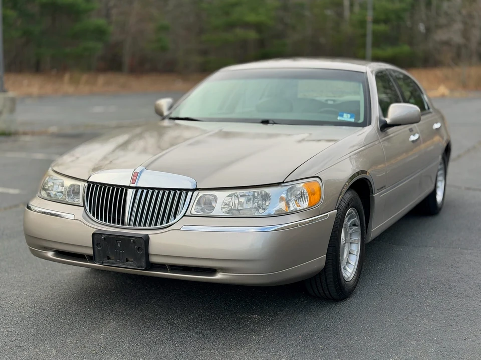 1999 Lincoln Town Car - Image 2 of 31