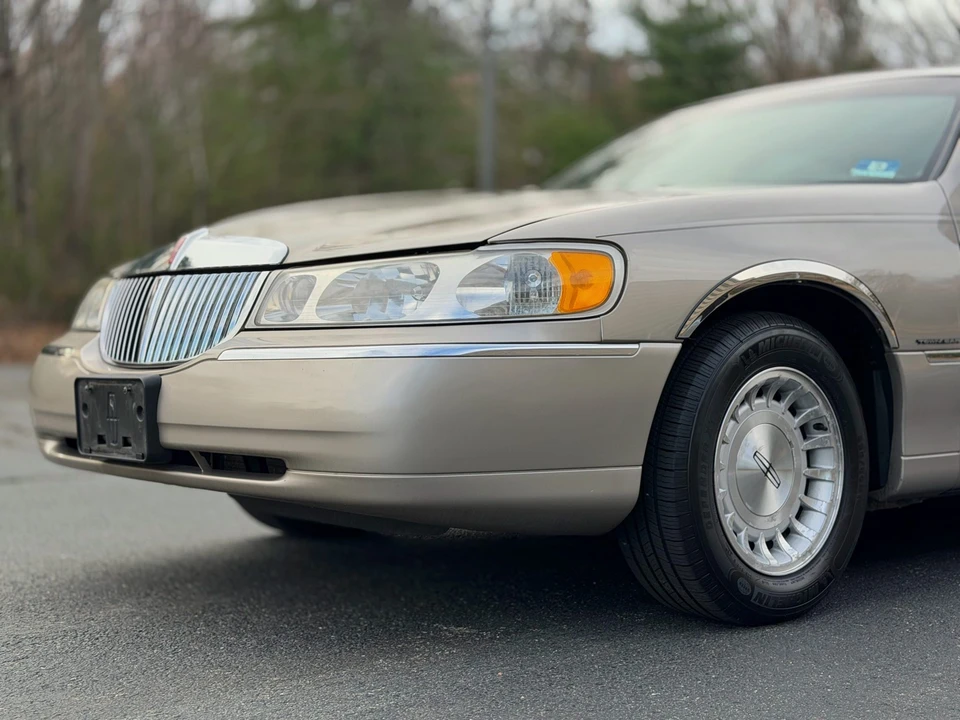 1999 Lincoln Town Car - Image 28 of 31