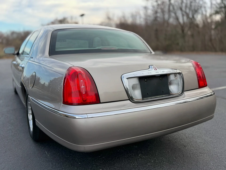 1999 Lincoln Town Car - Image 8 of 31