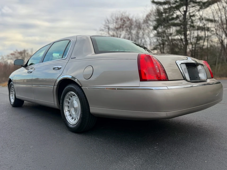 1999 Lincoln Town Car - Image 7 of 31