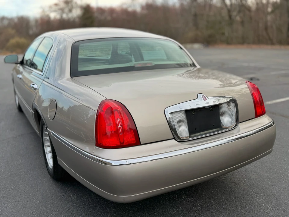 1999 Lincoln Town Car - Image 9 of 31
