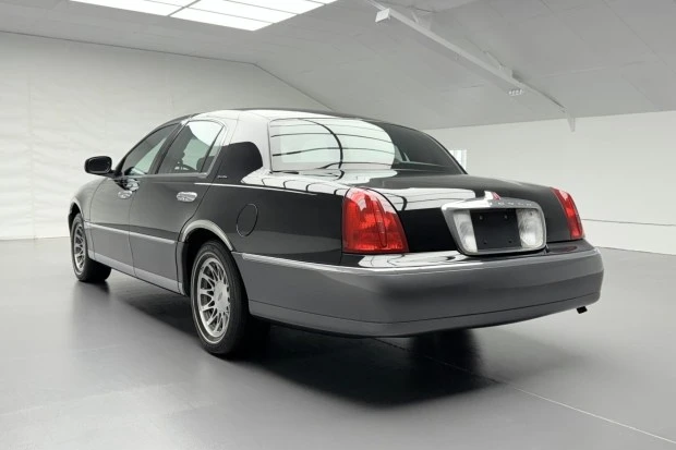2001 Lincoln Town Car - Image 2 of 8