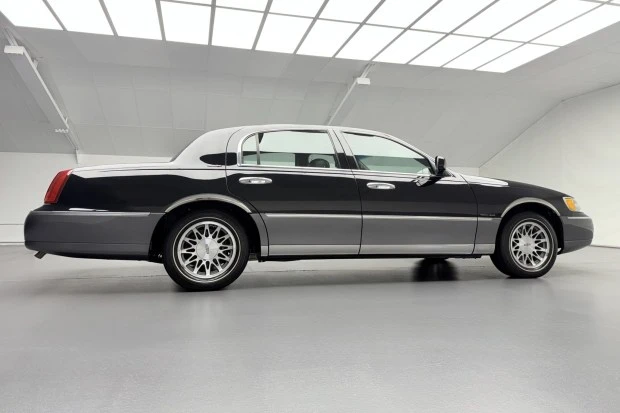 2001 Lincoln Town Car - Image 3 of 8