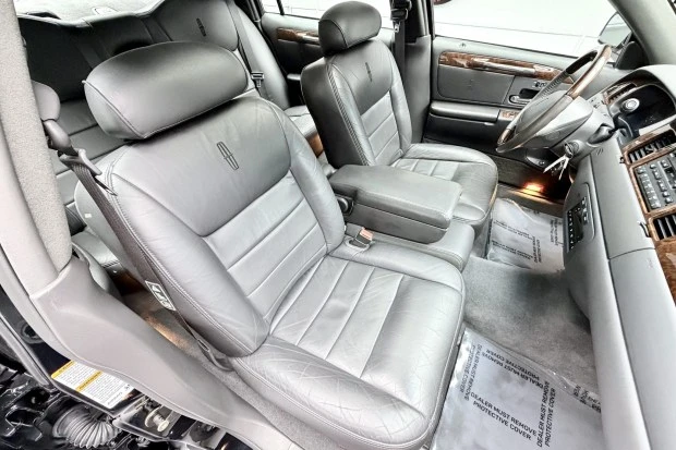2001 Lincoln Town Car - Image 4 of 8