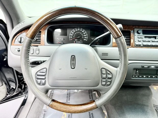 2001 Lincoln Town Car - Image 5 of 8