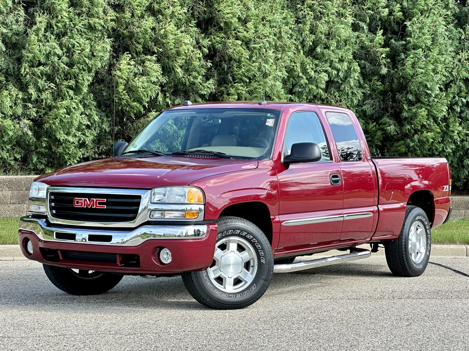 2004 GMC Sierra 2nd Gen - Image 2 of 31